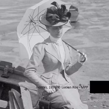 Affiche La Quinzaine photographique nantaise fête sa trentième édition à Nantes, du 25 septembre au 1er novembre, sur le thème Collection.