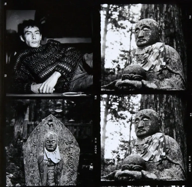 Nicolas-Bouvier-Japon-Autoportrait-et-statues-de-Boddhisatva-O-Djiso-Mont-Koya-vers-1956-detail-de-la-planche-contact-Collection-privee-Suisse-Copyright-succession-Nicolas-Bouvier