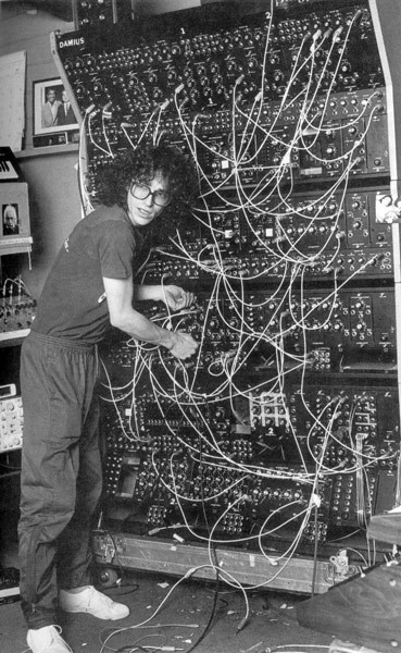 Photo © Jim Gardner : Steve Porcaro devant son synthétiseur Polyfusion “Damius” (1982)