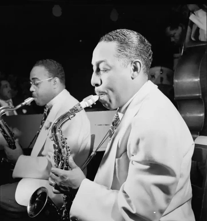 Johnny_Hodges_and_Al_Sears,_Aquarium,_New_York,_ca._Nov._1946_(William_P._Gottlieb_04191)